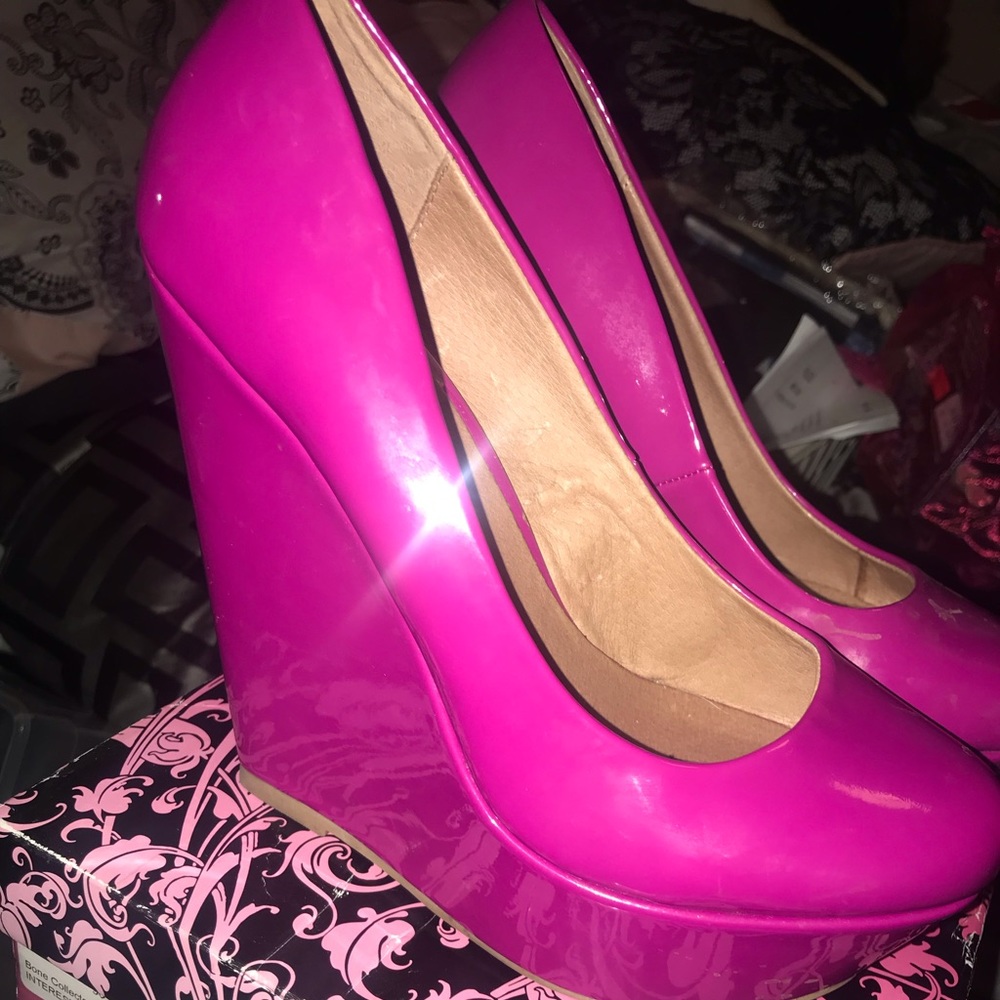 Fuscia wedges